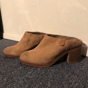 Tan mules